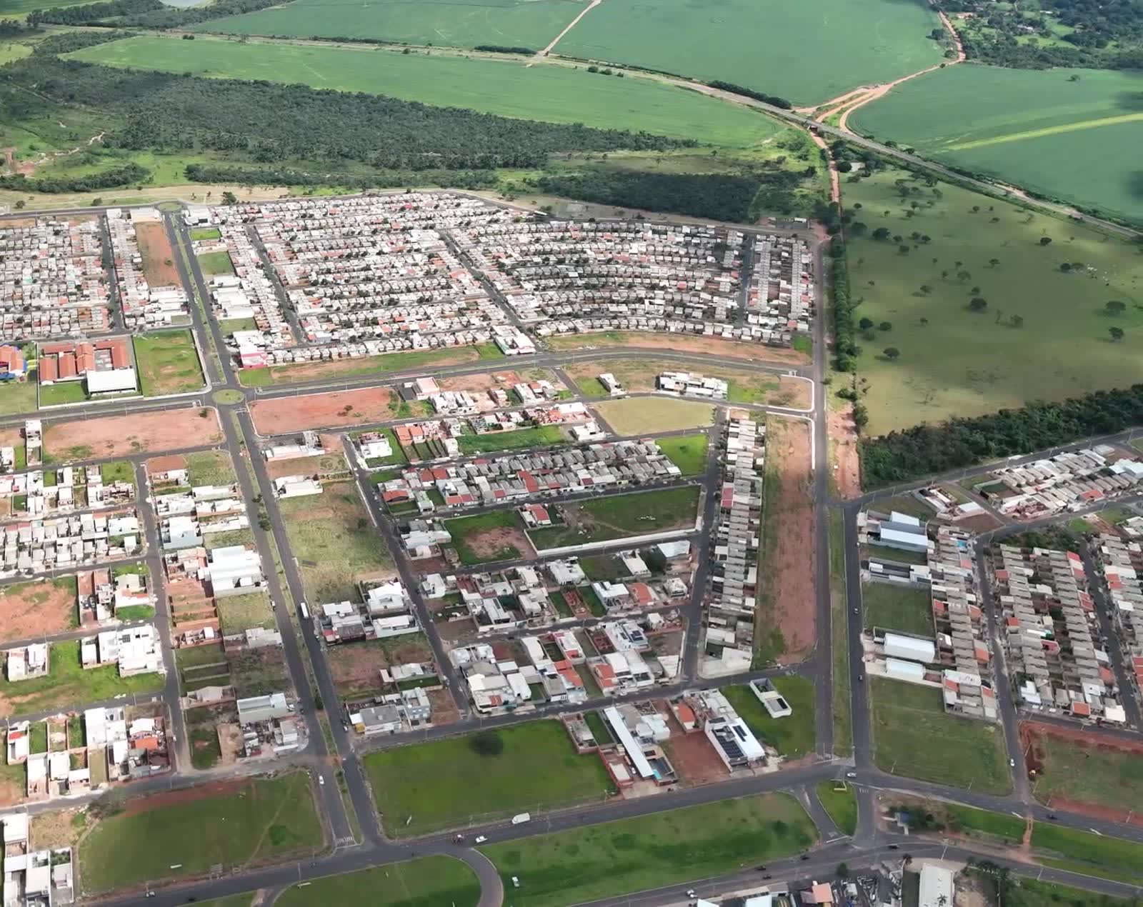 Ruas asfaltadas e lotes do Monte Hebron